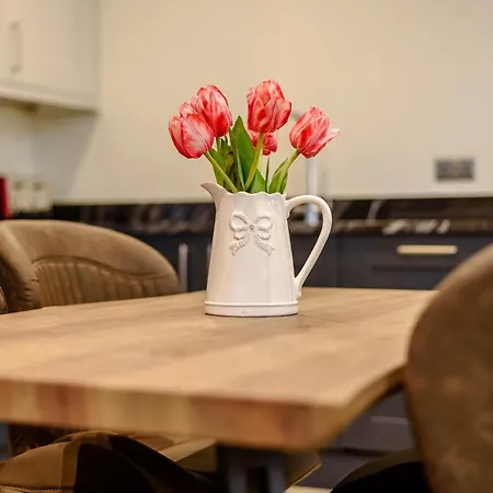 2 Bed In 93820 Dalston